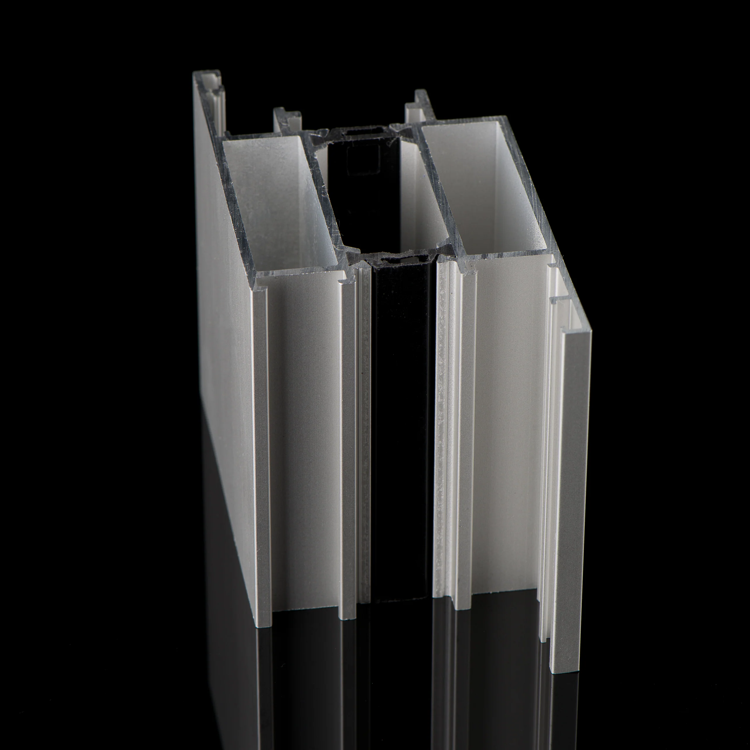 Aluminiumprofile vor dunklem Hintergrund