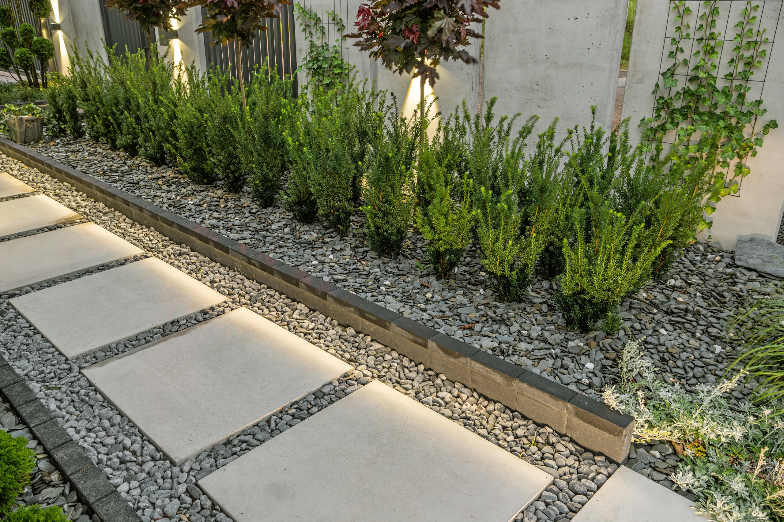 Moderner Gartenweg mit Plattenbelag und Beleuchtung