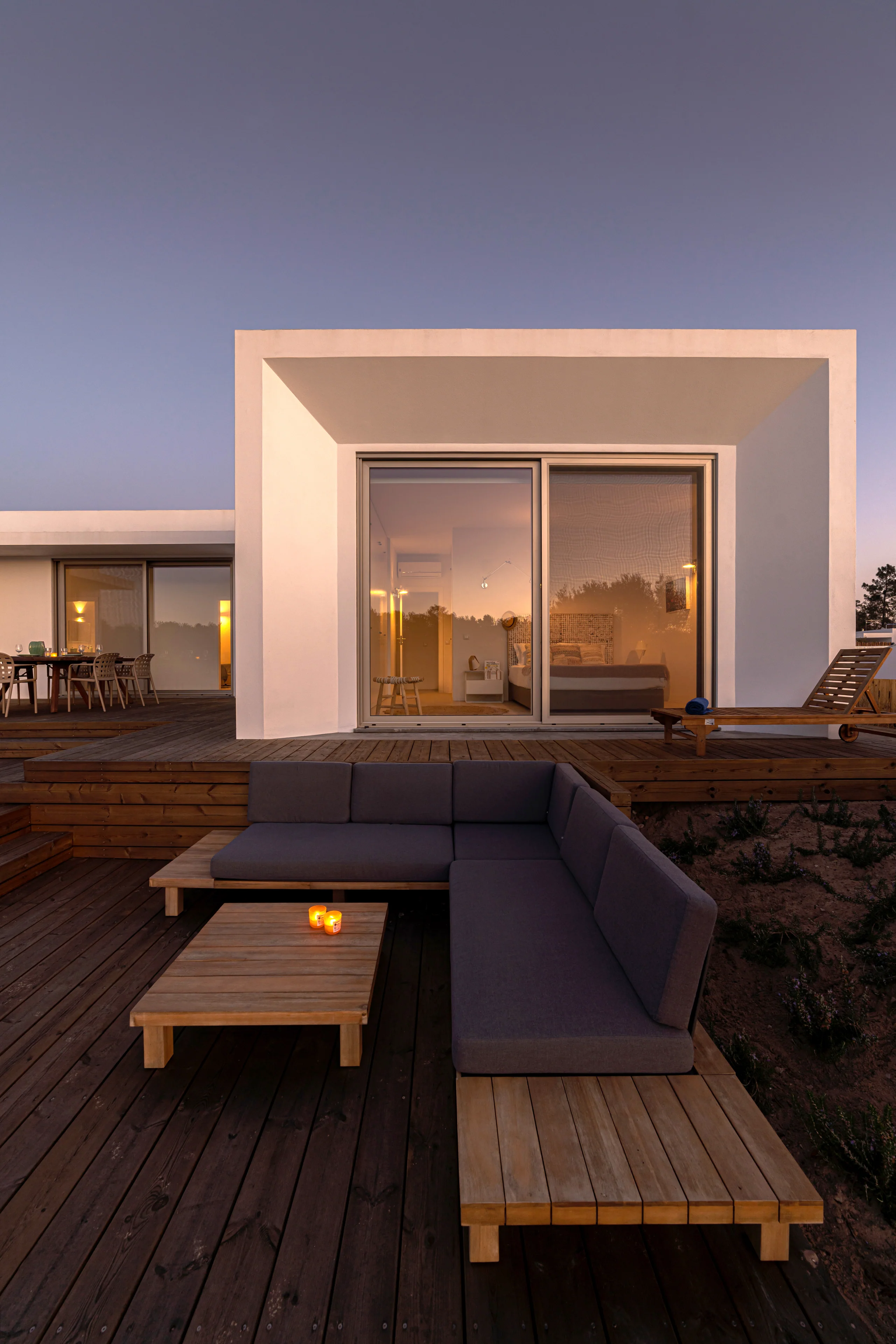 Terrasse eines modernen Hauses mit Holzdeck am Abend